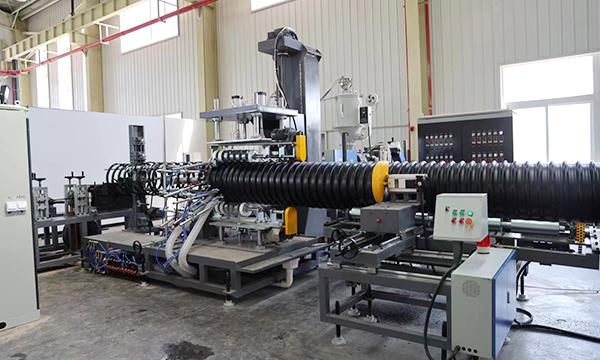 通塑公司的鋼帶波紋管設備生產速度不斷提升，ID300鋼帶波紋管生產速度一天達到1200米以上。